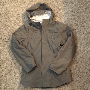 The North Face Fall/Winter coat. Size Girls 14/16, xs womans Hunter green/cream